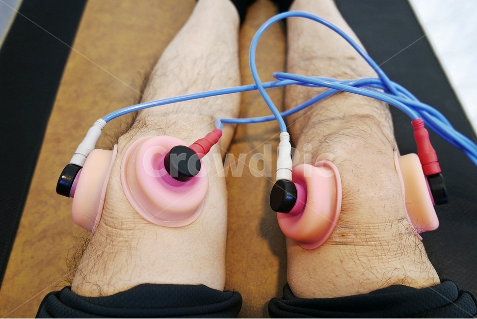 치료기,물리치료기,병원,저주파,물리치료,치료기구,기구,치료,고통,통증,호스,흡착,압박,전기,압력,다리,무릎,실내,침대,사람,환자,남자,분홍색,하늘색,검정색,황토색,한의원,의원,외과,통증클리닉,사람,인물,인간,human,person,신체일부,몸,body,건강,헬스웨어,헬스케어,healthware,health care,의료,의학,병원,medical,hospital,clinic