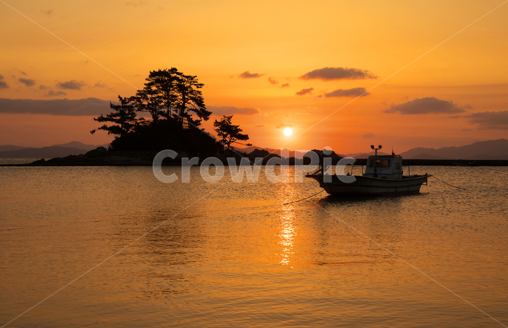 sunrise,pine tree,dusk,ship,winter,scenery,sea,small island,fishing vessel,season,sky,red sky,nature,island,tree,horizon,marina,sunlight,fishing village,outdoors,redsky,beach,sunset,dawn