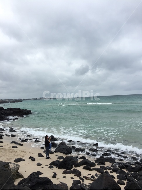 제주도,바다,제주도바다,산,돌,자연,풍경,nature,landscape,제주도,jeju,jeju island,water,물,sea,outdoors,옥외,ocean,대양,promontory,곶,shoreline,해안선,human,인간,person,사람