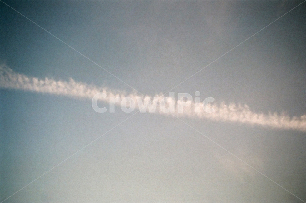 필름사진,구름,비행기구름,cloud,condensationtrail,자연,풍경,nature,landscape,flying,나는,animal,동물,bird,새,transportation,교통,aircraft,항공기,airplane,비행기,vehicle,차량