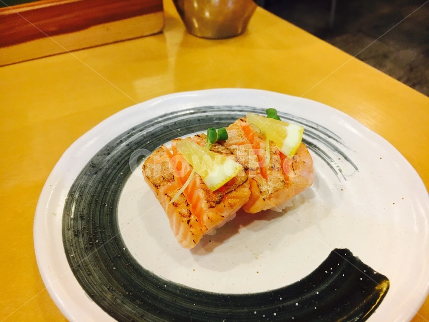 음식,초밥,연어,구운연어,부드러움,회