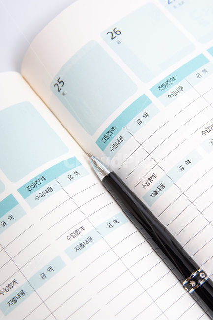 가계부,지출,생활비,대출,신용대출,계산,생활,한국,대한민국,장부,소비,절약,경제,수입,계획,가계,생계,볼펜,라이프스타일,가사,집안일,일상생활,저금,저축,집안,살림,관리,주부,서류,소득,수지,결산,지불,결제,노트,공책,배경,금융,비즈니스,카피스페이스,필기도구,문구,경리,회계,상환,미래설계,카피,스페이스,여백,세로,금융,돈,finance,banking,money,비즈니스,사업,business,service,work,사물,물건,오브젝트,thing,object,matter,연출,컨셉,콘셉,direction,concept,학용품,문구류,사무용품,school supplies,stationery,office supplies