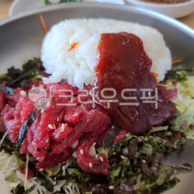 육회비빔밥,비빔밥,육회,생고기,밥,고추장,야채,한식,식사,한국음식,음식,food,cook