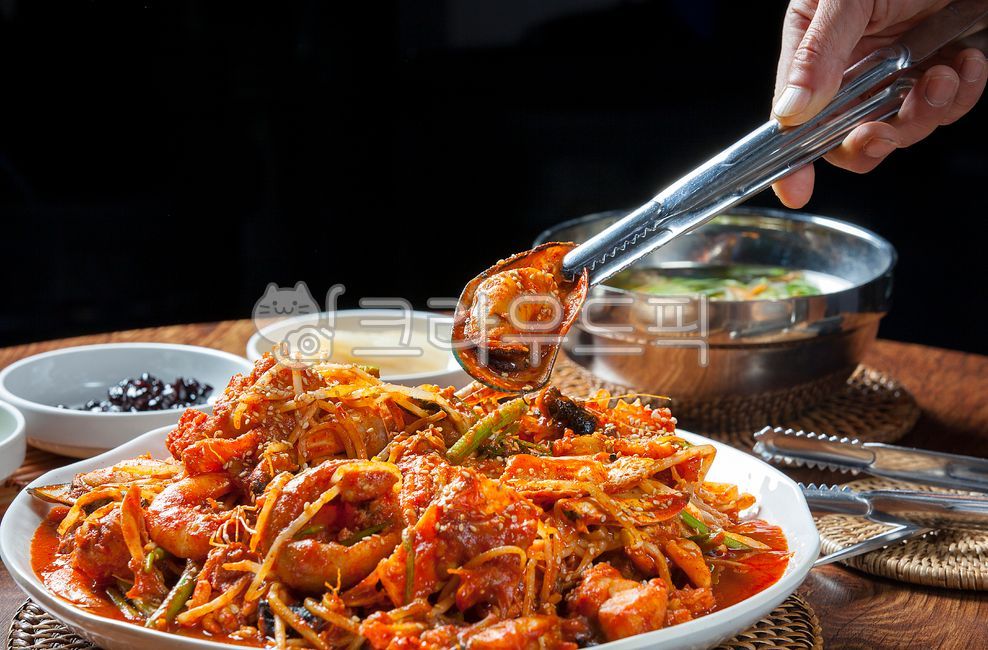 홍합,국내산,조개,국내산해산물,국내산수산물,해물,해산물,수산물,해물찜,아구찜,아귀찜,아구,아귀,해물요리,해산물요리,수산물요리,아구살,아귀살,꽃게,참깨,깨,오징어,고니,가리비,미나리,콩나물,찜,찜요리,접시,콩,콩자반,집게,새우,양념,양념소스,매운양념,식사,food,음식,식당,전통음식,전통,음식점,메뉴,한국식당,한국음식점,야채,채소,음식,식재료,요리,food,cook,meal,dishes,food reserves