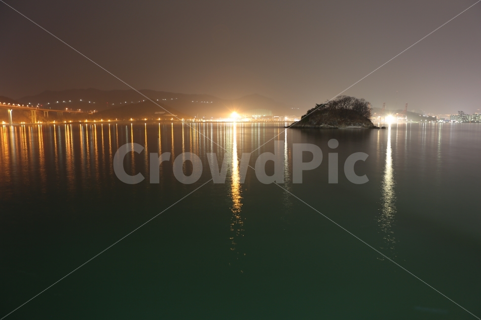 항구,바다,잔잔함,불빛,조명,야경,밤바다,카페거리,자연,풍경,nature,landscape,water,물,outdoors,옥외,flare,플레어,light,빛,ocean,대양,sea,land,땅,shoreline,해안선