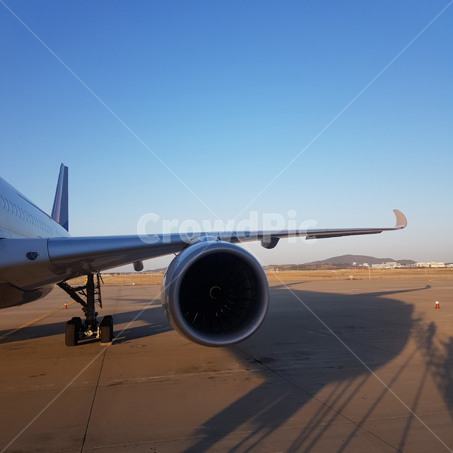 항공기,엔진,날개,wing,수직꼬리날게,airplane,aircraft,wingtip,engine,윙팁,항공기타이어,랜딩기어,바닥,비행기,탈것,vehicle,비행장,airfield,transportation