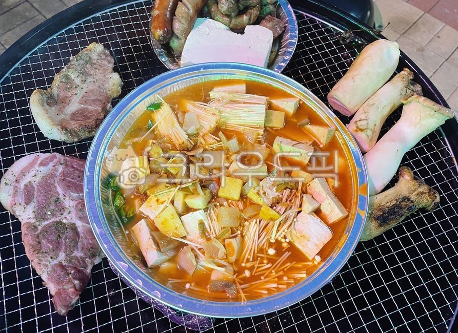 목살,삼겹살,바베큐,돼지고기,돼지,고기,목살스테이크,육류,통새송이버섯구이,새송이버섯구이,버섯구이,새송이버섯,버섯,된찌,된장찌개,된장찌게,찌개,찌게,일회용냄비,야채,채소,감자,팽이버섯,두부구이,두부,구이,숯불구이,숯불,숯,불,수이,화로,석쇠,음박접시,호일,햄구이,햄,소세지구이,소세지,음식,요리,식사,식재료,먹방,밥도둑,국물,food,dish,cook,meal,pork,meat,bbq