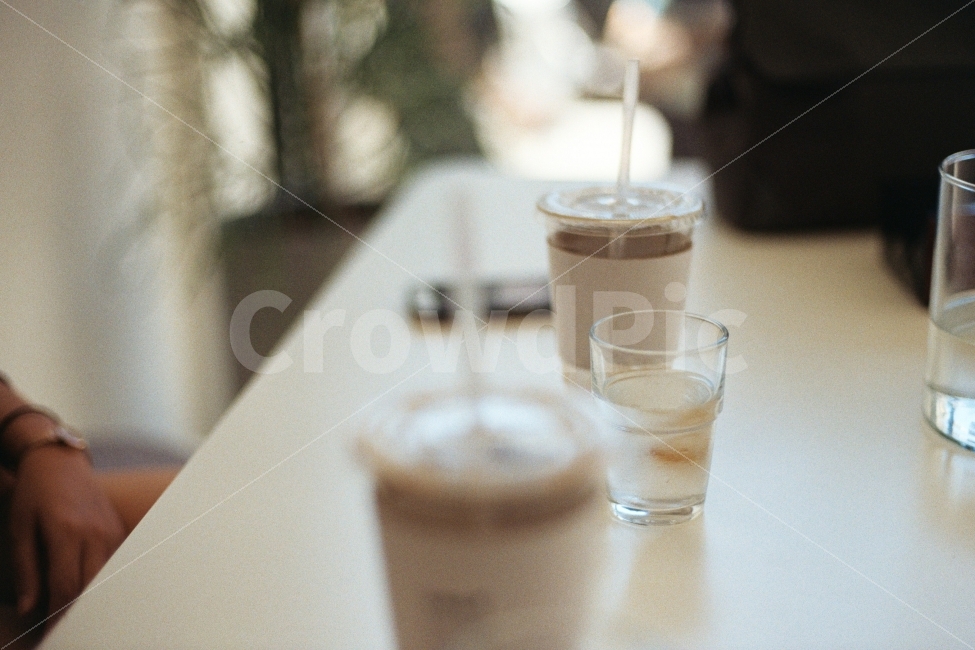 물,유리컵,커피,실내,낮,자연스러운,인테리어,실내디자인,coffee,glass,water,interiordesign,beige,natural,filmphotography,감성,커피,카페,coffee,cafe,감성,sensible,feeling