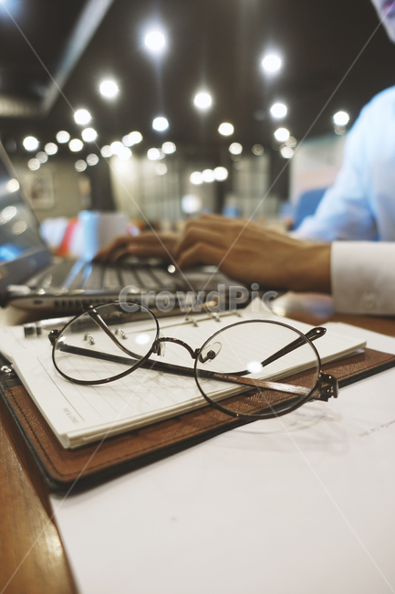 note,work,assignment,office,laptop,glasses,business man,typing,eyeglasses,businessman,notebook