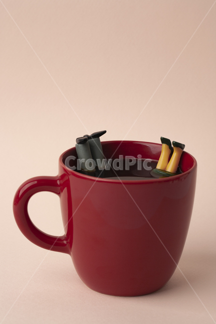 음식,사람,커피,커피잔,머그컵,머그,여자,남자,다리,빠지다,신체,거꾸로,풍덩,중독,신발,구두,양복,미니어처,치마,레드,빨강,음료,음료수,컵,카페인,펀,유니크,블랙커피,아메리카노,에스프레소,카페라떼,생활,스트레스,배경,컨셉,아이디어,머그잔,블랙,테이크아웃,힐링,재충전,충전,마감,클로즈업,마시다,레트로