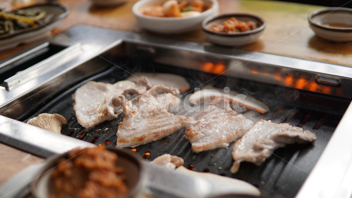 음식,삼겹살,불판,구이,김치,숯,막장,된장,고기,음식,식재료,요리,food,cook,meal,dishes,food reserves,육류,고기,meat,한식,한국음식,한국요리,korean food,korean dishes,korean meal,korean cook