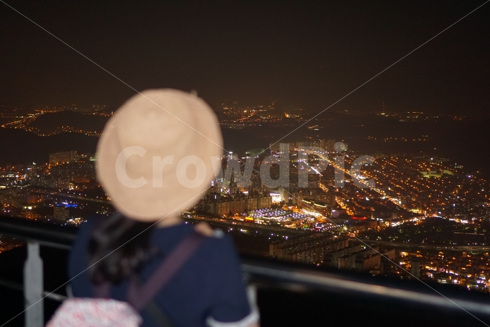 사람,뒷모습,사람뒷모습,여행,배낭여행,밀짚모자,야경,도시야경,밤불빛,주황빛,주황불빛,별빛,김해,김해천문대,사람,인물,인간,human,person,도시,풍경,city,landscape,야경,밤,nightscape,night