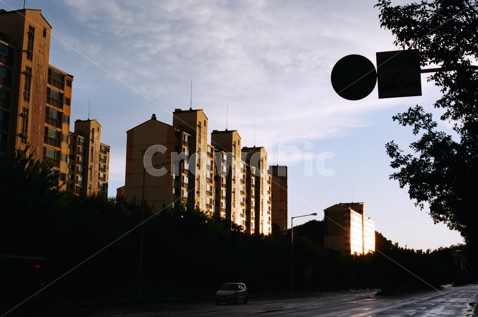 감성,필름,아파트,햇빛,브라운,하늘,비온뒤,도시,풍경,city,landscape,asphalt,아스팔트,road,도로,car,차,transportation,교통,automobile,자동차,vehicle,차량