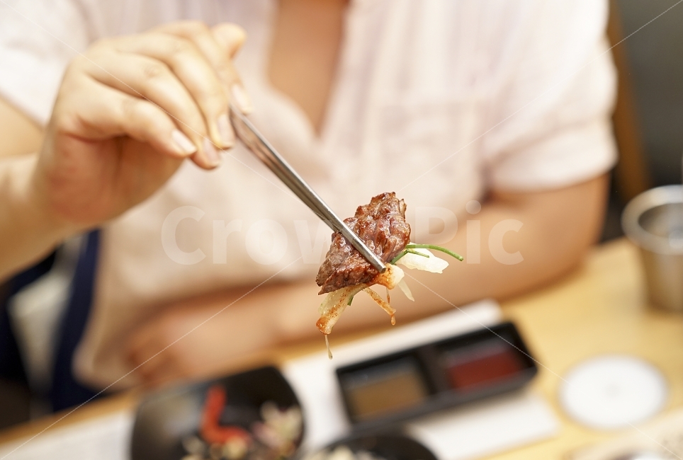 고기,구이,먹방,손,젓가락,젓가락질,푸드,안주,맛집,행복,육질,육즙,소고기,와규,사람,인물,인간,human,person,신체일부,몸,body,음식,식재료,요리,food,cook,meal,dishes,food reserves,육류,고기,meat