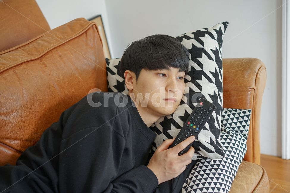쇼파,소파,휴식,남성,남자,거실,휴일,sofa,실내,쿠션,rest,가구,티비,시청,리모컨,지루함,따분함,심심함,집콕,방구석,일상,집돌이