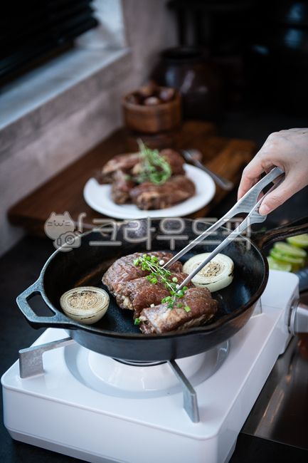ribs,pork ribs,beef ribs,seasoned ribs,meat,Korean pork,Korean beef,meal,food,directing cut,studio,menu cut,pan,frying pan,cast iron pan,aerial cut,grill,grilling,tongs,hand,hand,table