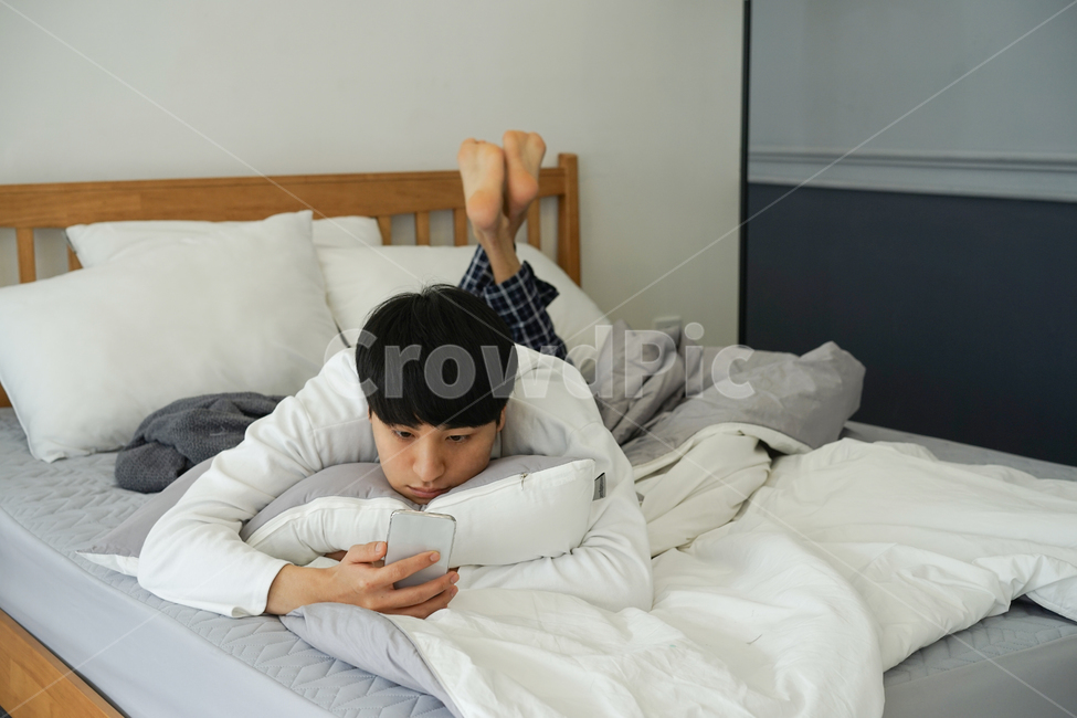 침대,침실,방,실내,집,하우스,남자,남성,이불,bed,휴식,휴일,핸드폰,휴대폰,모바일,집돌이,집콕,방구석,일상,따분한,지루한,심심한,사람,인물,인간,human,person,남성,남자,man,male