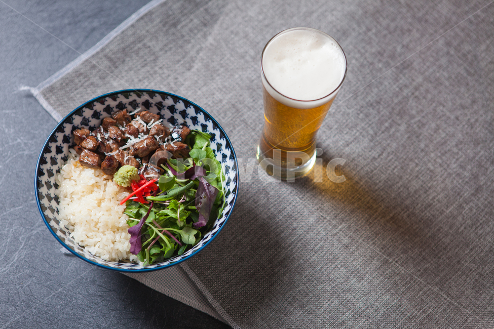 스테이크덮밥,스테이크,새싹,음식,덮밥,일식,한식,퓨전,맥주,맥주잔,생맥주,술,음식,식재료,요리,food,cook,meal,dishes,food reserves,술,주류,alcohol
