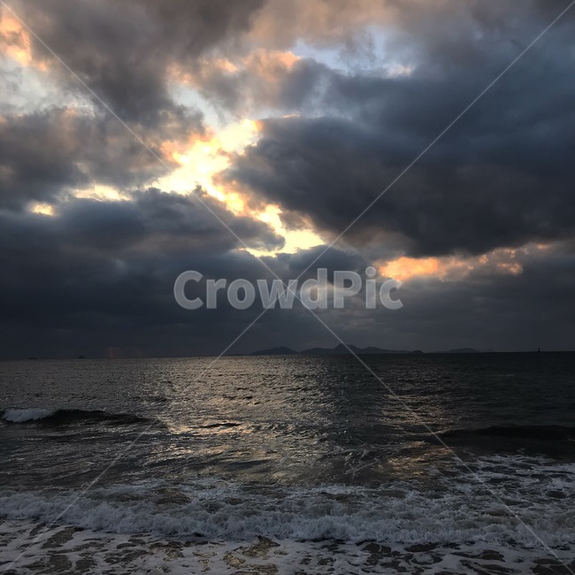 변산,격포해수욕장,바다,침울한,부안,변산반도,격포리,byeonsan,gyeokpo,sea,beach,해변,하늘,구름낀,어두운,석양,해질녘,dramatic,비구름,구름낀바다,파도,gloomy,장엄한