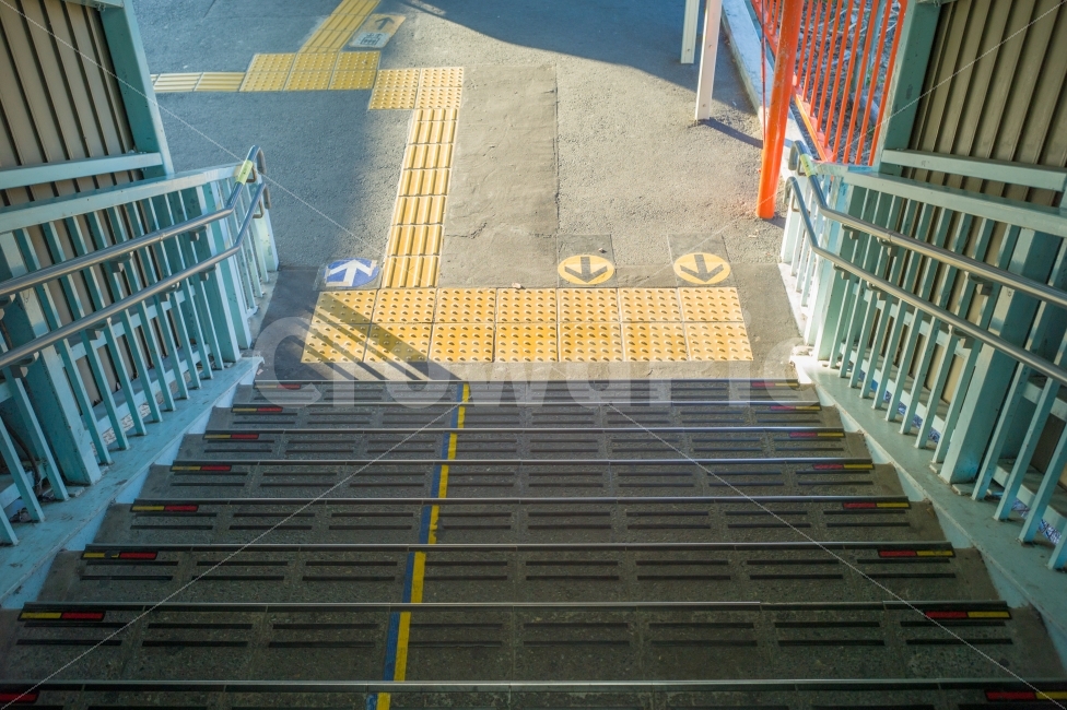 계단,지하철,역,노란색,빨간색,화살표,빛,stairs,yellow,red,arrow,sunlight,station