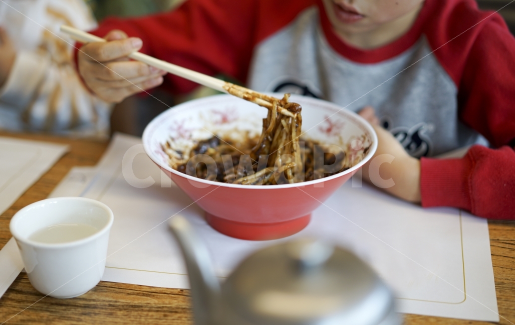 짜장면,짜장,중화요리,중식,식사,젓가락,아이,밥,점심,자장면,한젓가락,먹방,면요리,면,사람,인물,인간,human,person,신체일부,몸,body,음식,식재료,요리,food,cook,meal,dishes,food reserves,면류,면요리,noodles,중식,중국음식,중화요리,chinese food,chinese dishes,chinese meal,chinese cook