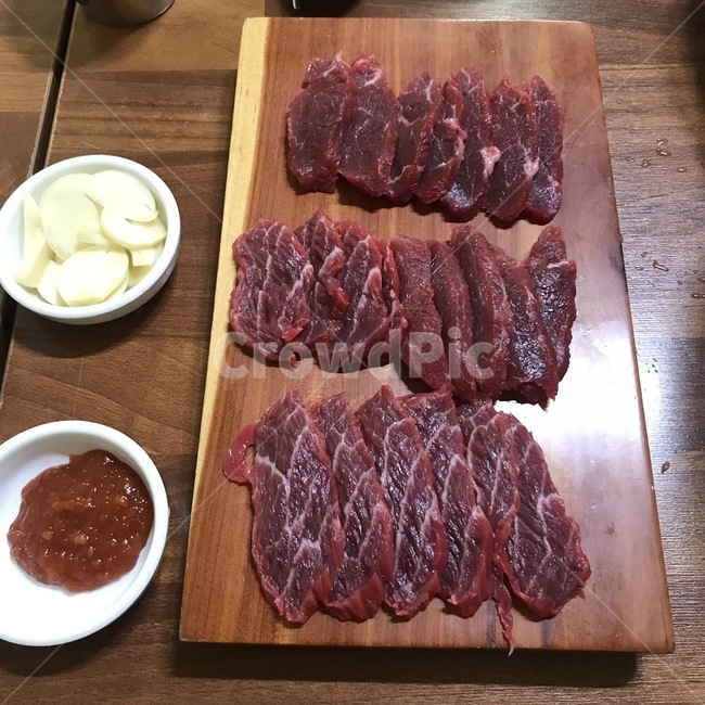 육사시미,마늘,쌈장,고기,마블링,생마늘