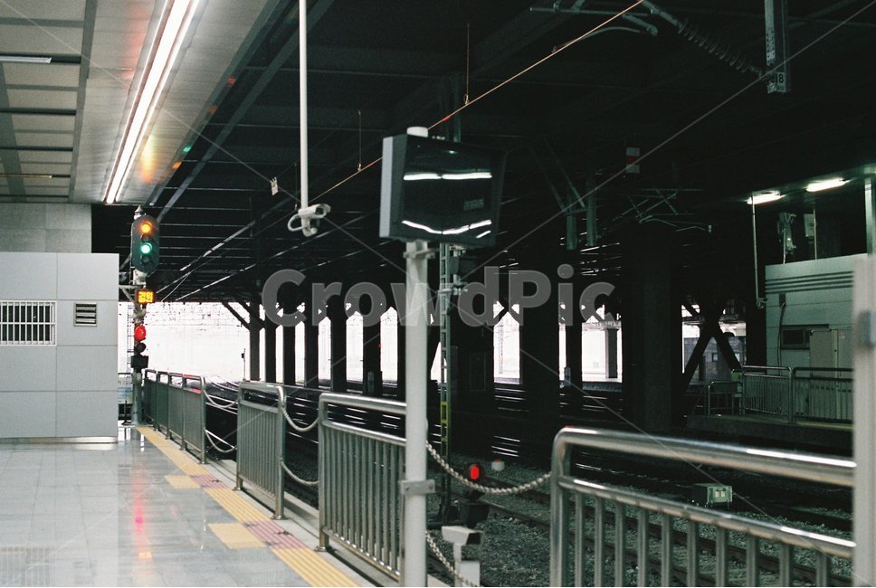 지하철,기차,기다림,필름사진,신호등,감성,sensible,feeling,교통,교통수단,traffic,transportation,handrail,난간,banister,railing,vehicle,차량,train station,기차역,train,traffic light,light,빛