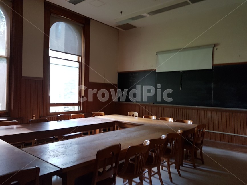 강의실,교실,학교,책상,의자,대학교,나무책상,나무의자,칠판,창문
