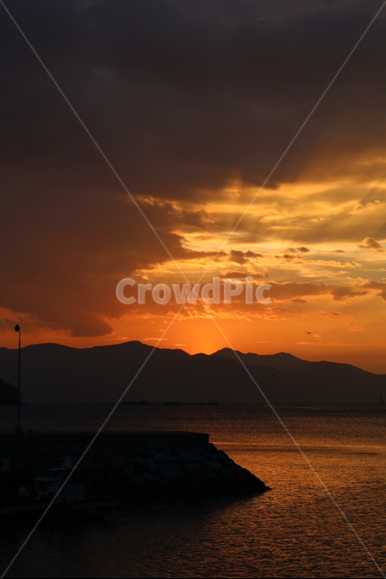 노을,바다,풍경,하늘,구름,햇빛,따스함,분위기,자연,풍경,nature,landscape,outdoors,옥외,dusk,황혼,sunset,일몰,sky,dawn,새벽,red sky,붉은 하늘