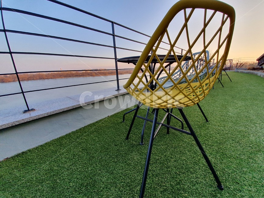furniture,가구,chair,의자,노란색,야외,옥외,하늘,초록색