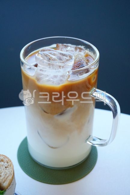 음료,디카페인라떼,디카페인커피,카페라떼,cafelatte,아이스카페라떼,icecafelatte,카페인음료,커피음료,커피,coffee,유리잔,얼음