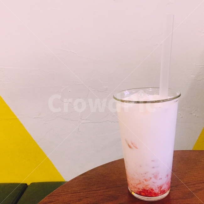 카페,딸기라떼,우유,딸기,이쁜음료,음료수,drink,beverage