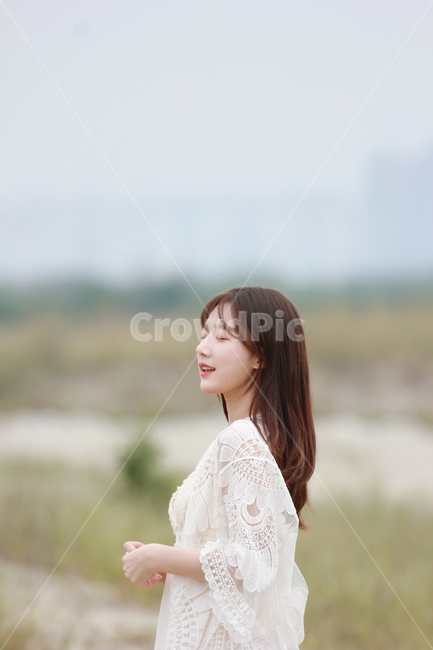 감성사진,예쁜여자,자연광,미소,옆모습,미인,여인,white,하얀색,원피스,사람,인물,인간,human,person,얼굴표정,facial expression,face,여성,여자,woman,female,lady,패션스타일,의상,fashion,style,감성,sensible,feeling