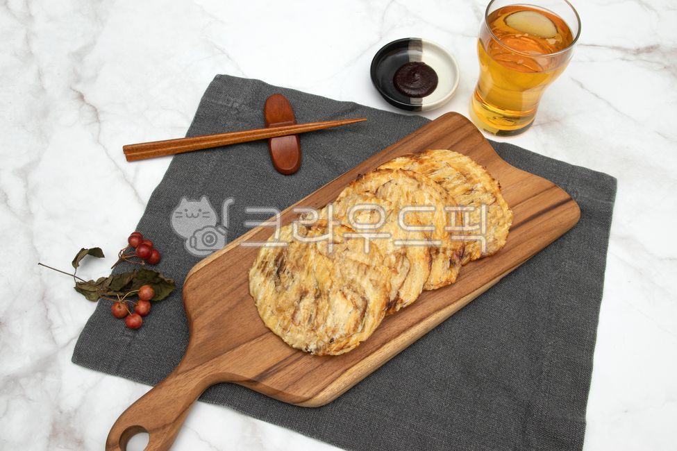 아귀포,아귀채,맥주,고추장,젓가락,젓가락받침,나무도마,식탁,식탁매트,대리석,술안주,음주,건어물,음식,간식,food,음식,식재료,요리,food,cook,meal,dishes,food reserves