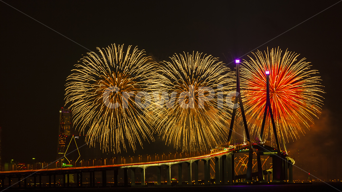 city,시티,town,도시,metropolis,중심지,urban,어반,steeple,뾰족한탑,spire,첨탑,tower,탑,야경,road,도로,freeway,고속도로,인천대교,불꽃놀이,인천대교불꽃놀이,flowerbomb,fireworks,nature,자연,outdoors,옥외