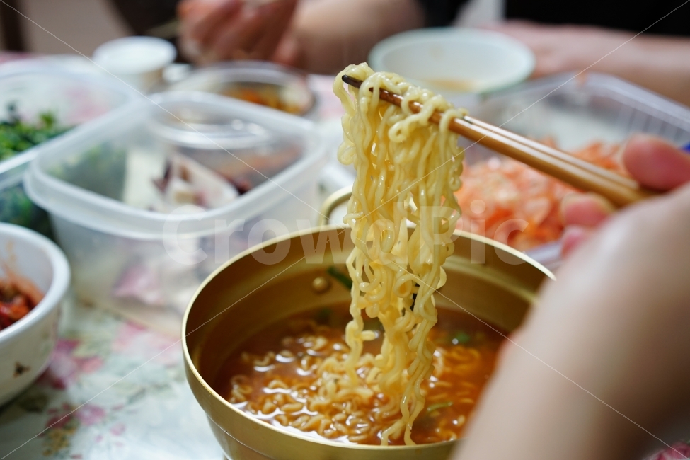 라면,국물,집밥,먹방,음식,푸드,얼큰,면발,면요리,국물요리,안주,집,젓가락,손,한젓가락,사람,인물,인간,human,person,신체일부,몸,body,음식,식재료,요리,food,cook,meal,dishes,food reserves,면류,면요리,noodles,한식,한국음식,한국요리,korean food,korean dishes,korean meal,korean cook