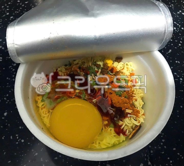 컵라면,라면,간편식,면류,면,면요리,매운소스,플라스틱용기,일회용,용기,달걀,계란,재료준비,간편한,한식,한국음식,한국요리,식재료,음식,야식,인스턴트,요리,식사,egg,meal,food,dish,koreanfood