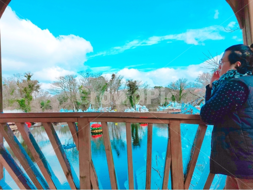 railing,난간,person,사람,human,인간,하늘,구름,다리,호수,lake,bridge,풍경,물,혼자,alone,water,생각,think,나무,tree,얼굴,face