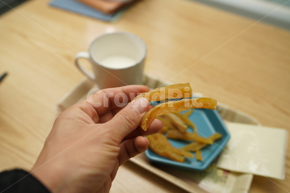 고구마,고구마말랭이,간식,음식,건강식,먹거리,구황작물,food,주전부리,손,컵