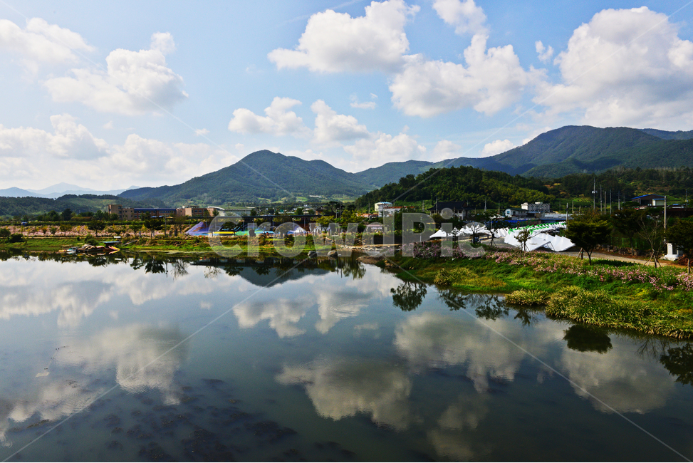 nature,자연,outdoors,옥외,water,물,mountainrange,산맥,mountain,산,구름,하늘,반영
