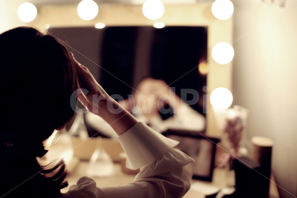 뒷모습,거울,실루엣,조명,감성사진,감성,사람,인물,인간,human,person,여성,여자,woman,female,lady,뷰티,미용,beauty treatment,감성,sensible,feeling,연출,컨셉,콘셉,direction,concept