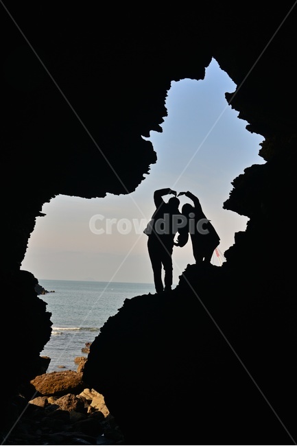 person,사람,human,인간,silhouette,실루엣,nature,자연,cave,sea,바다,outdoors,옥외,ocean,대양,water,물,shoreline,해안선,부안,채석강,해식동굴,동굴,해변,해안,연인,애인,모델,사랑표시,사랑합니다