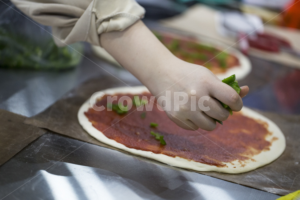 피자,핏자,밀가루,도우,토마토소스,토핑,야채,손,음식,식재료,요리,food,cook,meal,dishes,food reserves