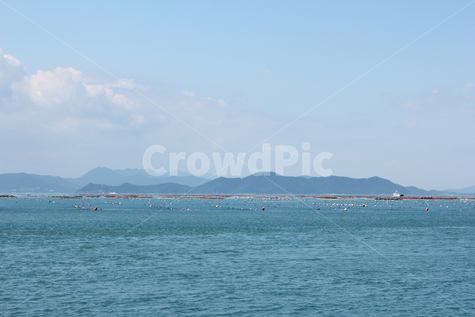 beach,blue,cloud,coast,coastline,day,far,island,mountain,nature,ocean,sea,sky,water,wave,하늘,구름,파랑,블루,먼산,산,섬,바다,물결,푸른바다,풍경,자연,파란색,양식,양식장,어업,어촌,바닷물,에메랄드빛,자연,풍경,nature,landscape,outdoors,옥외,land,땅,대양,물,shoreline,해안선,연안