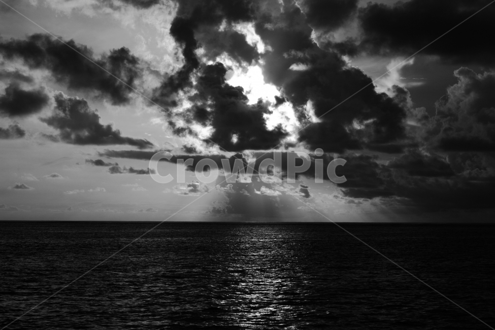 빛내림,바다,수평선,구름,sea,cloud,몰디브,maldives,하늘,소나기,풍경,자연,풍경,nature,landscape,흑백,모노톤,monochrome,black and white,weather,날씨,outdoors,옥외,cumulus,적운,sky