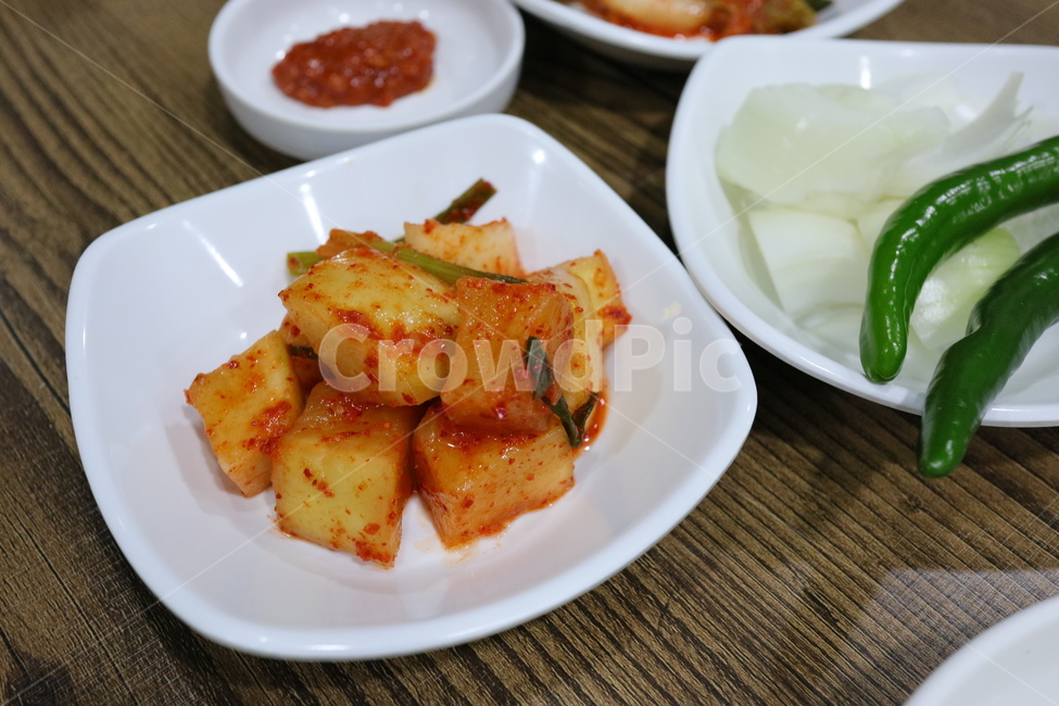 깍뚜기,반찬,식당,밑반찬,김치,음식,한국음식,한식,음식,식재료,요리,food,cook,meal,dishes,food reserves,한식,한국음식,한국요리,korean food,korean dishes,korean meal,korean cook