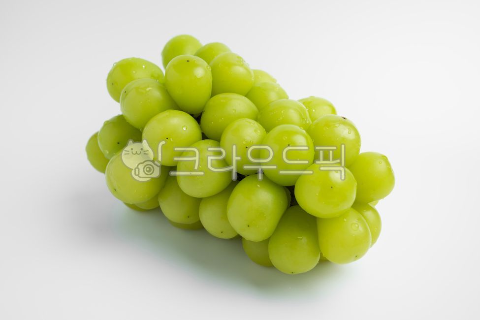 waterdrop,fruit,agriculture,crush,white,variety,Agriculture,green,Fruit,natural,nature,kind,grape,juice,food,water drop,closeup,Shine Musket,plant,shinemuscat,juicy,sweet,fresh,grapes