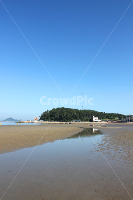 하늘,스카이,낮하늘,낮바다,파란하늘,파랑하늘,파랑,파란색,블루,맑은하늘,깨끗한하늘,맑은,깨끗한,섬,산,먼산,어촌,해변,해안가,모래사장,모래,진흙,흙,물,바닷물,갯벌,풍경,자연,바닷가,갈색,브라운,해변,바다,beach,sea