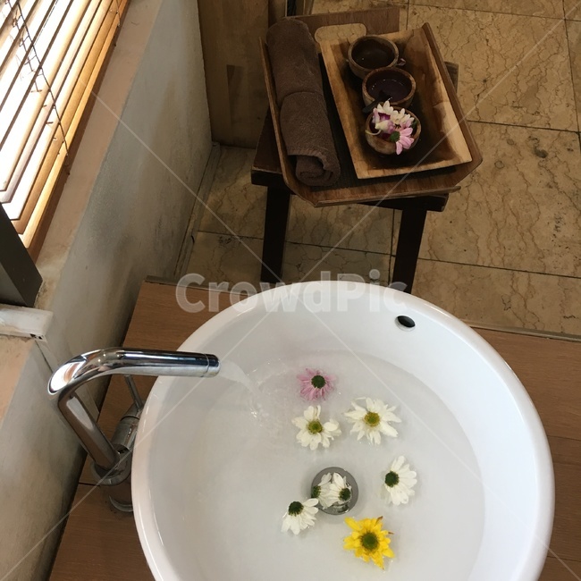 마사지,족욕,세면대,꽃,휴식,발마사지,휴양지,힐링,아늑한,정적인,편안한,평화로운,평안한,cozy,사물,물건,object,thing,matter,감성,감성사진,목재,wood,쉼,rest,relax,인테리어,실내디자인,interior design