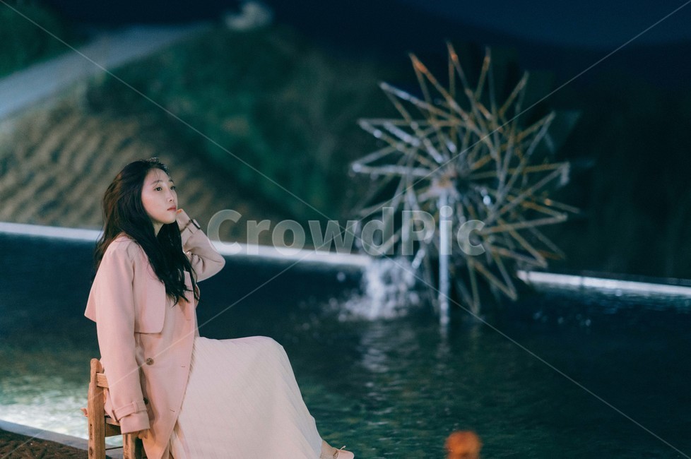 카페,와이프,물레방아,의자,물가,사람,인물,인간,human,person,여성,여자,woman,female,lady,감성,sensible,feeling,고독함,외로움,쓸쓸함,우울함,슬픔,lonely,solitary
